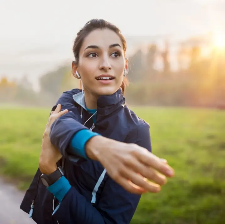 Kobieta ćwicząca w parku