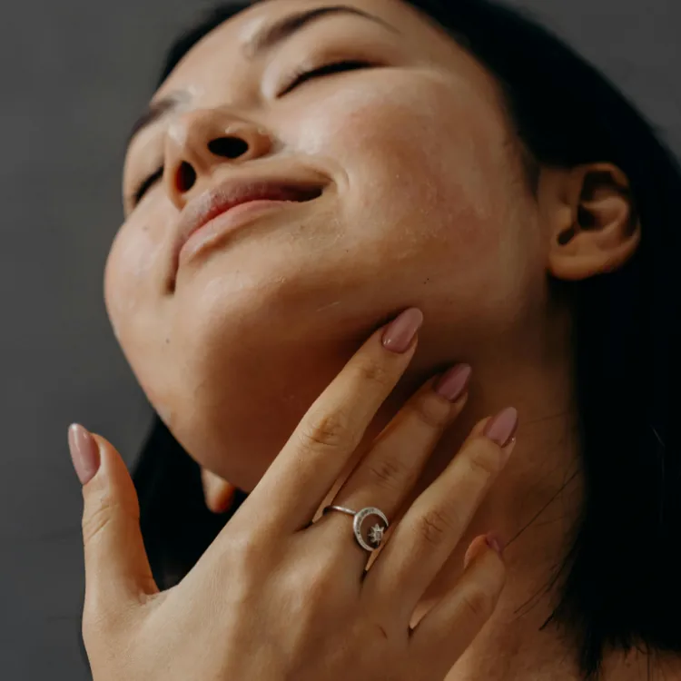 An image of a woman with natural skin.